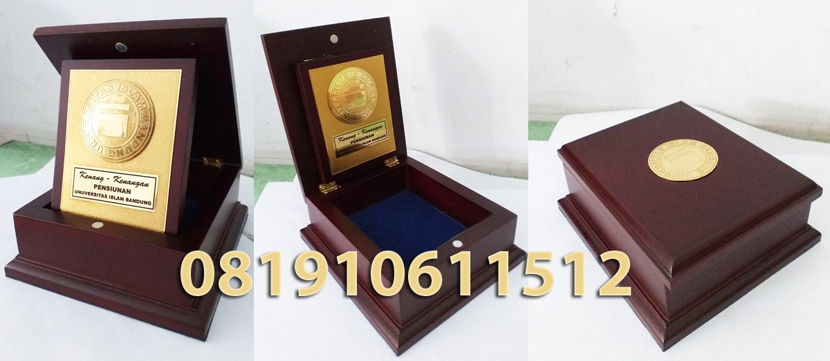 Plakat kayu box kuningan